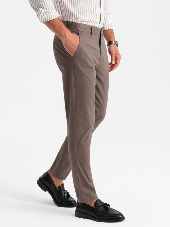 Monochromatyczne spodnie męskie chino REGULAR FIT – brązowe V1 OM-PACP-0183