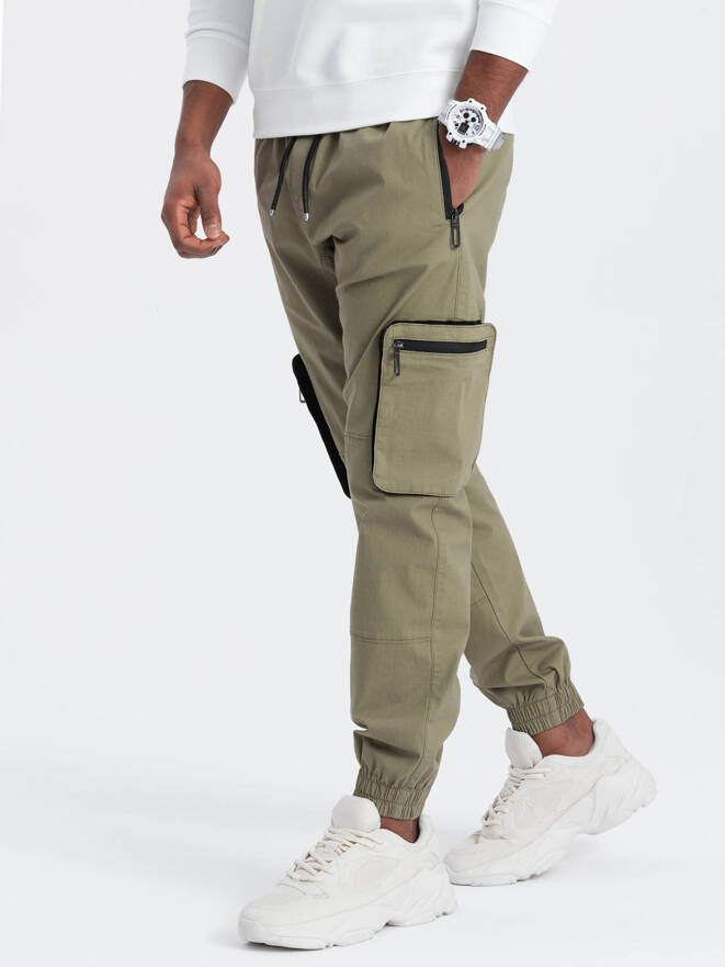 Męskie spodnie JOGGERY z zapinanymi kieszeniami cargo - jasnooliwkowe V1 OM-PAJO-0135